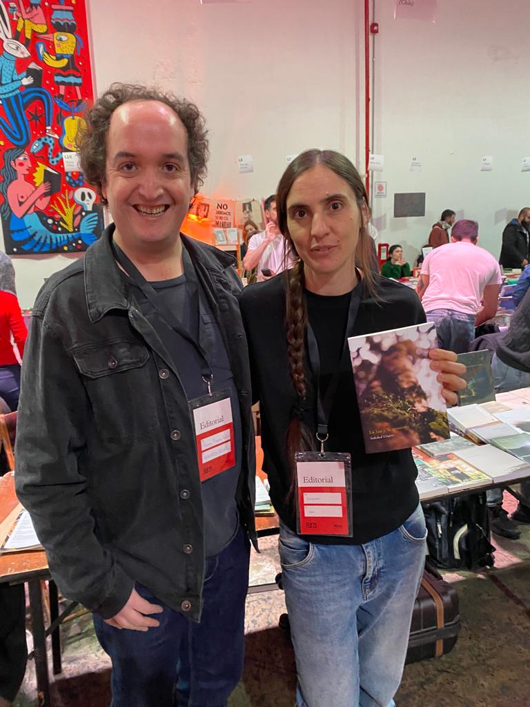 komorebiedicion's tweet photo. Un bonito encuentro con Soledad Urquia, autora de la edición chilena de la⚡Luz y la montaña⚡, que vale la pena cruzar la cordillera.
♦️Nuestro primer día en la @FEditores, pasen a vernos al stand J9♦️
#laluzylamontaña #soledadurquia #fed23 #buenosaires #komorebiediciones https://t.co/H40MArjjGx
