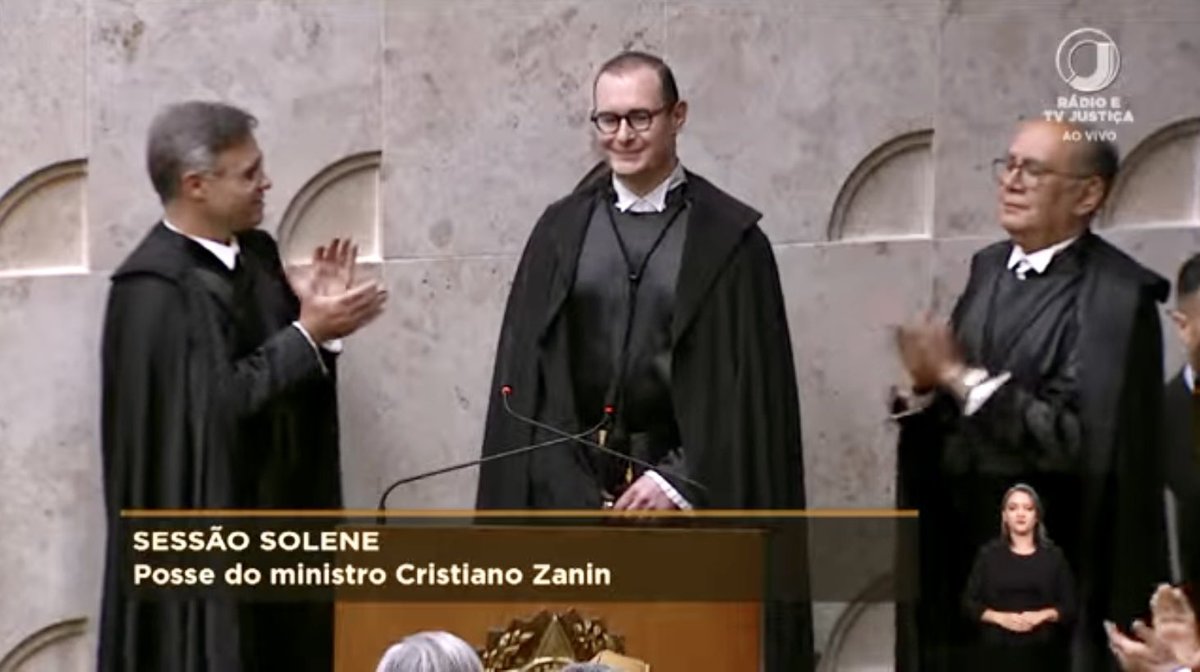 <a href="/SF_Moro/">Sergio Moro</a> Talvez você não esteja acompanhando, daí passei pra dizer que Zanin acaba de tomar posse no STF. 
A terra plana gira como um velho disco de vinil.