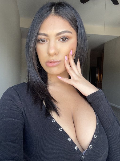 Don&rsquo;t miss me live on MFC later today💕💕 https://t.co/Q0RnvXwmx3