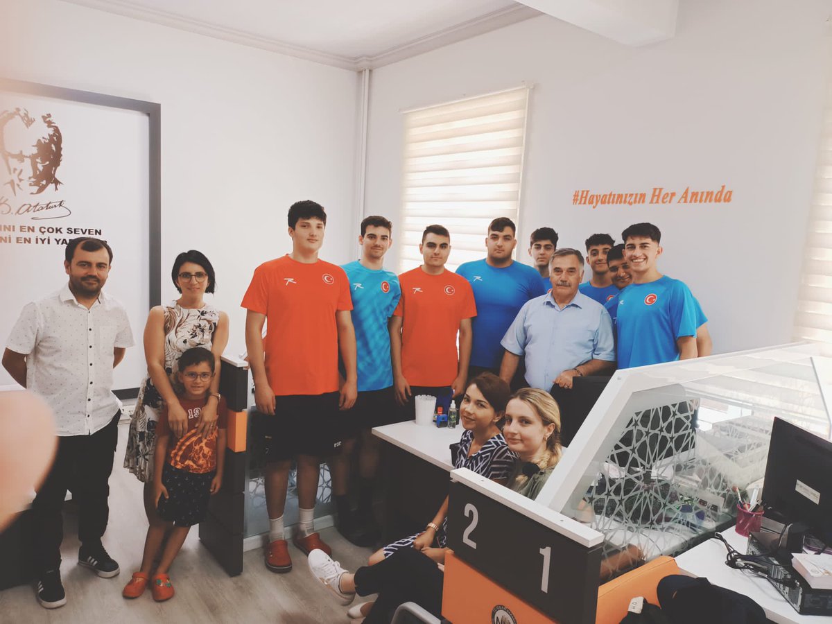 CanakkaleNVM's tweet photo. İlimizde kamp yapan misafirlerimiz,Hentbol U-18 Milli Takımımızın acil olan pasaport başvurularını öğlen mesaimizde alarak heyecanlarını paylaştık. Şampiyonların yolu İl Nüfus Müdürlüklerinden geçer. Başarılarınızda her zaman yanınızdayız. @TCNufus @sefikaygol #iyikinufuscuyuz https://t.co/BGsTPkJ0Sa