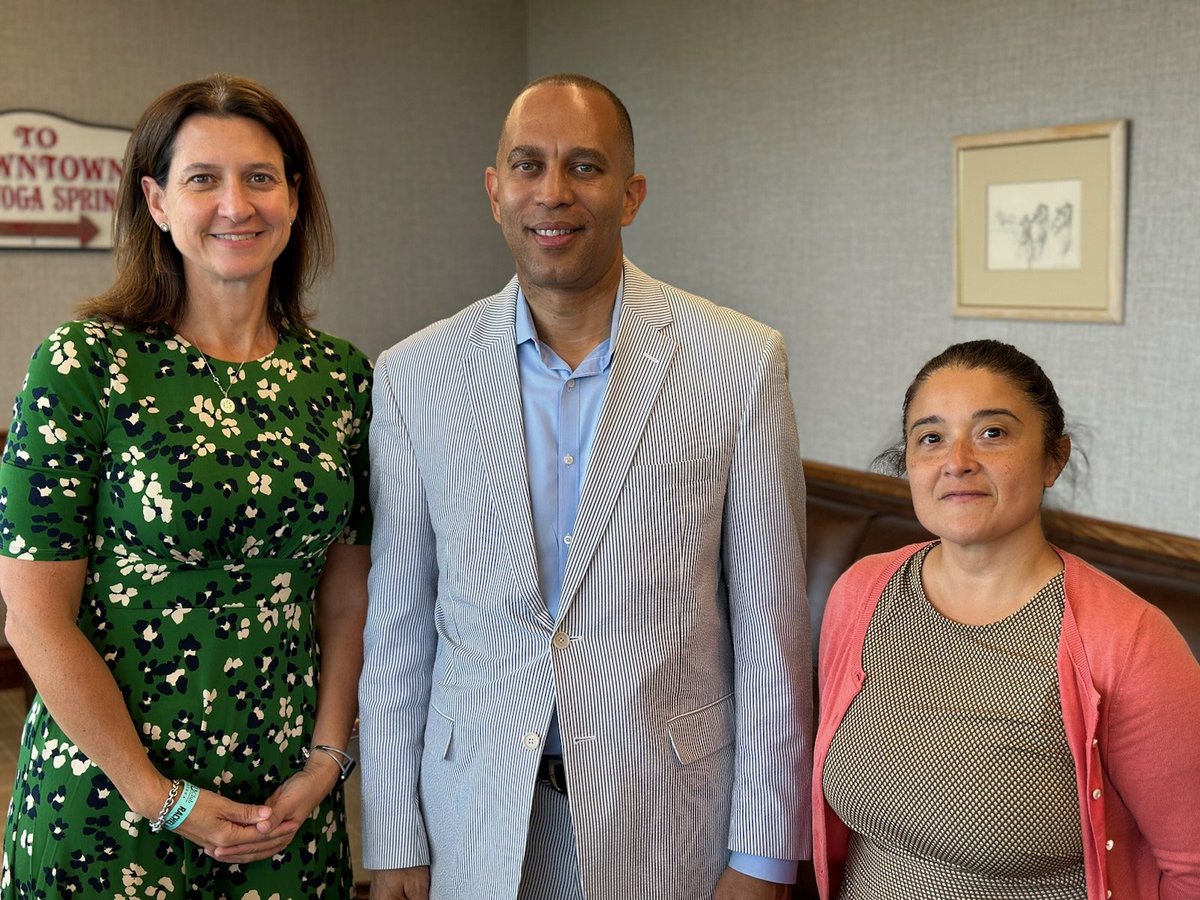 I met up with <a href="/RepJeffries/">Hakeem Jeffries</a> today in Saratoga to discuss <a href="/nysut/">NYSUT</a> initiatives on the federal level. We're fighting for good jobs, strong public schools, and support for our students and their families. #PublicSchoolsUniteUs <a href="/alir13/">ARodriguez-Rolon</a>
