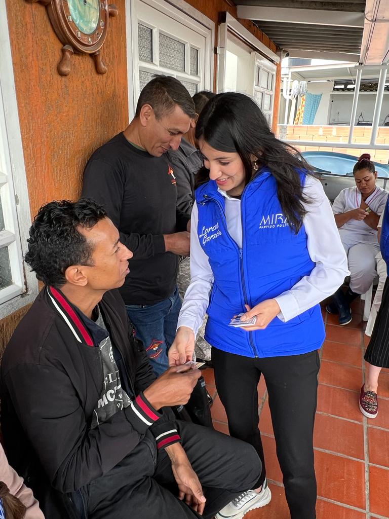 lorenagarzond's tweet photo. Con alegría en el corazón nos encontramos haciendo un recorrido en el sector de Patio Bonito,  saludando a microempresarios y miembros de esta hermosa comunidad, acompañados por nuestro candidato al Concejo #2️⃣ @SamirBedoya y nuestra Congresista @irmalherrera #82aLaJALKennedy https://t.co/DY5s1kQKrG