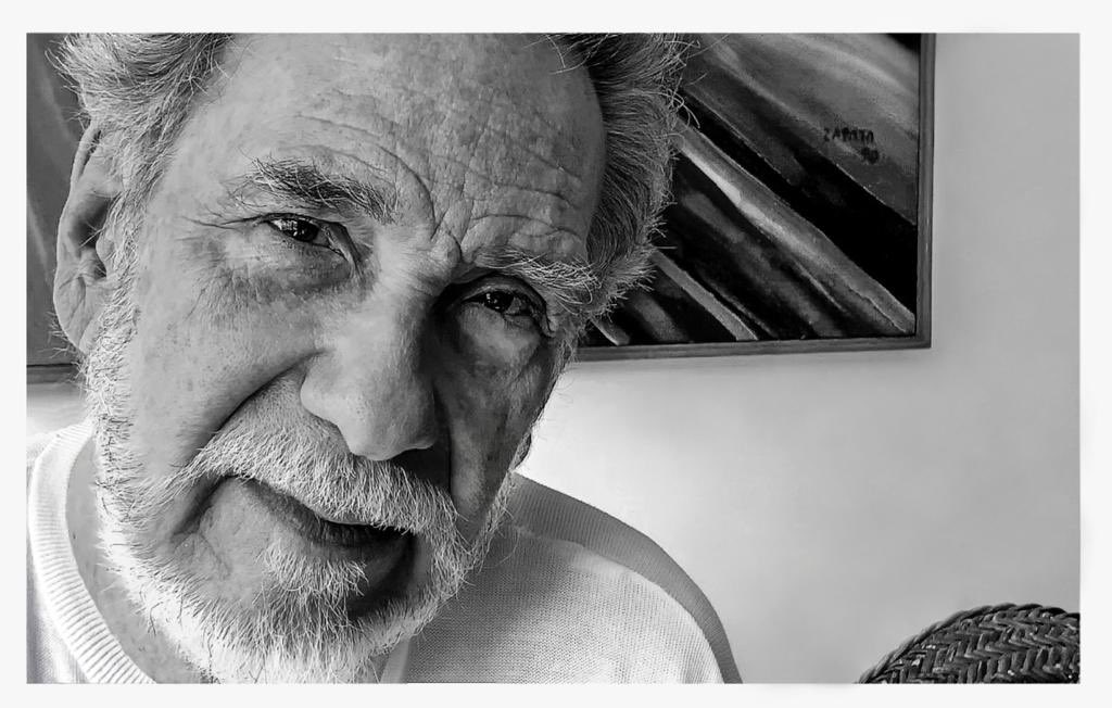 Muchos años más para nuestro Iván que sean muchos años más brindándonos mucha música y composiciones de esa que nos llegan al alma Feliz Cumpleaños