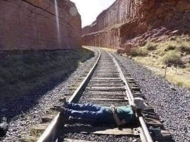 El ancho de vía estándar de EE. UU. (distancia entre los rieles) es de 4 pies y 8,5 pulgadas. Ese es un número extremadamente extraño. ¿Por qué se usó ese calibre? Bueno, porque así los construyeron en Inglaterra, y los ingenieros ingleses diseñaron los primeros ferrocarriles