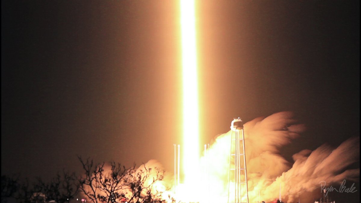 rbalephoto's tweet photo. Antares 230+ flying into the night for the final time https://t.co/l1vZRDQXJd