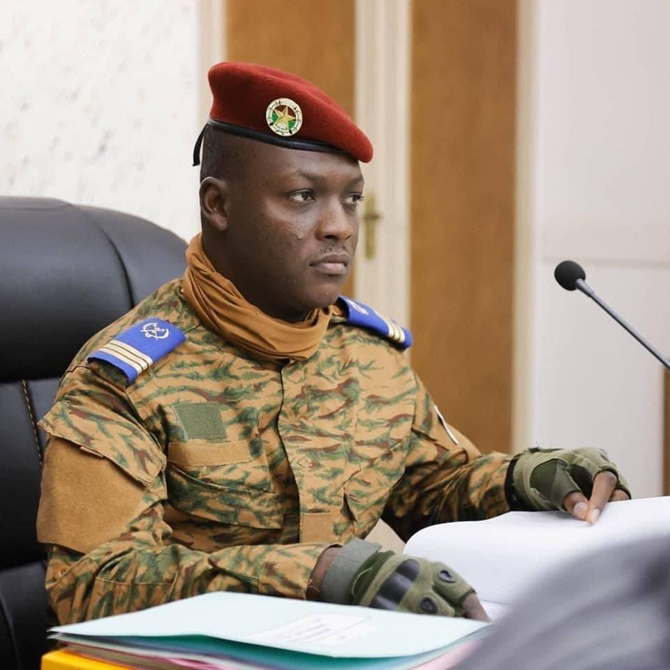 AdamMaken's tweet photo. Thomas Sankara is Still with us, he didn’t wear a suit he is a man that is at work not a man that is out to parade in conferences and summits , Ibrahim Traore we see you sir! https://t.co/A6cFMQhoBE
