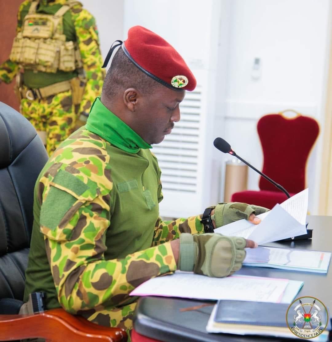 AdamMaken's tweet photo. Thomas Sankara is Still with us, he didn’t wear a suit he is a man that is at work not a man that is out to parade in conferences and summits , Ibrahim Traore we see you sir! https://t.co/A6cFMQhoBE