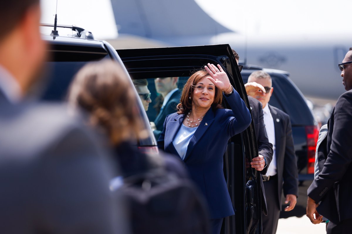 Vice President @KamalaHarris (@VP) touched down in Wisconsin earlier on Thursday, arriving at @MitchellAirport in Air Force 2. 

Cap Times photo director @RuthieHauge and politics reporter @elmcgroarty were on the scene to provide coverage.