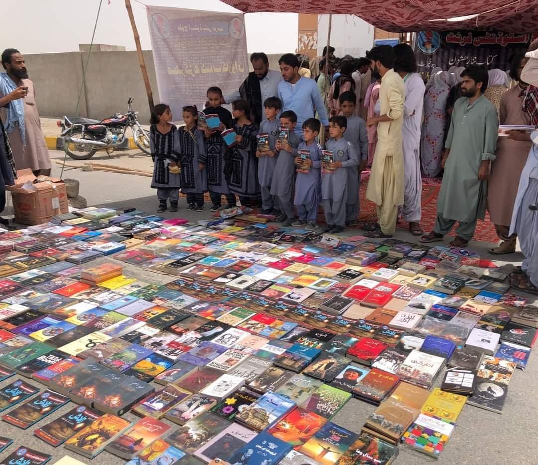 پنجگور انتظامیہ اور ڈگری کالج کی جانب سے بغیر کسی جواز کے ایک مخصوص شددت پسند ٹولے کو خوش کرنے کی خاطر طلباء کو لیٹریری ایجوکیشنل فیسٹیول کی اجازت نہ دینا شعور ترقی و کتاب دشمنی کی ثبوت ہے۔ آج اسٹوڈنٹس نے ڈگری کالج کی گیٹ کے سامنے بک اسٹال لگاکر کتاب کلچر کو پروان چھڑایا ہے