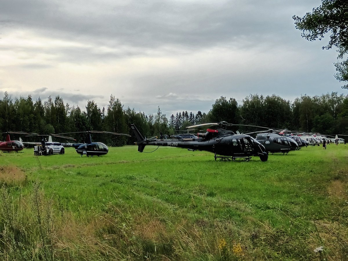 marsa0971's tweet photo. Jyväskylässä, ihan täällä tavallisessa lähiössä, jetset joutuu tallomaan pellolla ja karvalakkisetämiehet dallailee asuntoautoistaan asfalttia pitkin kaljakauppaan! #jyväskylä #sectorally @Pai_Pitkanen joku lohdutusbaari noille ens vuonna Survoon? https://t.co/NBctI5MoO5