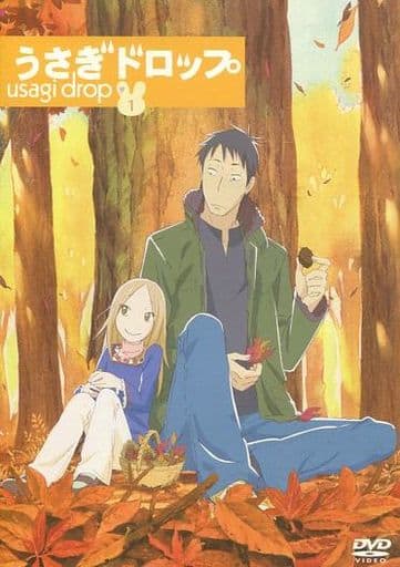 CharlotteClarls's tweet photo. 過去に取り上げた私の好きなアニメを

140字で表すには限界があったので

文字数制限なしで詳細に第12弾

【私の好きなラブ・アニ第44弾】より引用

「うさぎドロップ」

河地大吉は就寝中に年老いた男性が幼い女の子を連れた夢を見る

大吉『昨日の夜､母方の爺さんが死んだ｡さっきの夢・・あれは爺さんと母さんか？』
大吉『親戚とも縁遠くなってたみたいだ｡あぁ・・久しぶりに来たのが葬式か・・』

祖父の訃報で30歳の独身男である河地大吉は久しぶりに訪れた祖父の自宅にて祖父の隠し子である鹿賀りんに出会う

喪服を着てリンドウの花を持つ6歳の少女は大吉と目が合うと頬を赤らめ逃げて行ったw

大吉『来たよ！』

大吉の母である河地幸子が大所で洗い物をしながら大吉を迎える

母『うん！あらっ早かったじゃない｡荷物､叔父さんの寝室にね』

大吉『あぁ・・なんか庭に女の子いたけど春子ん家のってあんなだっけ？』

母『麗奈ちゃんじゃ無いわよ・・』

大吉『どこの子よ？』

母『もぅこのキッチン使いづらいわね！』
母『はぁーこれから､どうしたらいいのかしら』

大吉『79って言ったら大往生じゃねぇか』

母『あの子・・お爺さんの隠し子みたいなの・・・』

大吉『はぁっ!!?じいさんの子供？』

母『お爺さんナンにも言ってくれないんだから｡愛人さんも居なくなっちゃって』

大吉『愛人って？79だろ!!?』

母『もぅ恥ずかしいやら､情けないやら』

大吉『じゃあアレだ！母ちゃんの妹か!?』
大吉『そんでもって俺の叔母さん』
大吉『エヘヘヘ・・』

母『もぅ､ナニふざけてんの!!!』
母『30にもなってそんな無神経な事言わないでちょうだい！』

りんはお爺さんの棺の前にいたが人の気配を感じ一旦離れ壁腰に様子をみると､大吉が入ってきて棺の墓前にお線香を焚き手を合わせる

りんはその様子をジーッと見つめる

大吉『大往生じゃねぇか｡爺さん』

すると視線を感じた大吉が窓際を見ると

りんと目が合うがまた逃げられてしまう

大吉をじっと見つめる親戚の叔父さんの目が気になり

大吉『ナンです？』

親戚『オマエ！お爺ちゃんに似てたんだな!!?』

大吉はお爺さんの生前に写真に収めた遺影を見上げる

葬式も進んで親戚一同で酒盛りをしてる最中に唐突に親戚の叔父が話を切り出す

親戚『大吉!!オマエ聞いたか？』

大吉『えぇ!!さっき母から』

親戚『ホントにそうなんかのぅ？兄さんも一人住まいは寂しかろうと思っとった』

親戚『母子手帳があったらしいですよ｡りんと言う名前で』

親戚『にしたって79なんて歳でこんな事』

大吉『まー父ちゃんだったらともかく､むしろ良くヤってくれたって感じですよ』

夜は更け酒盛りを終わり線香の灯火を守っていた親戚達を寝かしつける大吉

大吉『叔父さん先に寝てください｡線香の番ヤりますんで』

親戚『ここで寝るな｡あっちで休ませて貰おう』

眠気で目蓋が閉じ掛けるりんを見た大吉は

大吉『オマエも向こうでねてきな』

目を擦りながらりんは応える

りん『大丈夫！』

大吉『ひっでぇ顔』

りんは大吉の手を握りながらその場で寝てしまう

子供が大の苦手な大吉はその状況に困惑する

翌日に滞りなく告別式が始まり

葬儀社『其れでは皆さま最後のお別れをなさってください』っと参列者は菊の花を棺に納め口々に故人に別れを告げる

会場の隅っこで一人あや取りをする

りんに大吉は・・

大吉『オマエもこっち来てお別れしな』とりんを諭す

大吉はりんの目の前に菊の花を差し出し

大吉『爺さん飾ってあげんだよ』と囁く

親戚一同がりんを見守る中で突然りんは泣きそうな顔で首を横にふり､おもむろに庭のリンドウを取り始めた

大吉『あっ！リンドウ！爺さんが好きだった花』
大吉『リンドウ！爺さんこの花が一番喜ぶよな』

りん『もぅ起きないの？』

大吉『あぁ､もぅ起きない・・』

りんは大吉の腕を掴み小さな声で泣き出す

大吉『お前ホントに爺さんの子なんだな』

お爺さんは火葬が終わりお骨として自宅に戻る

その後の親戚一同の会議でりんの処遇を決めようとするが皆いい顔はしない

親戚『今後の事はともかく当面誰があの子の面倒を見るか？』

親戚『うちはムリだわ｡店やってるしな』

親戚『もぅ少しちゃんとした子ならね・・』

母『言葉もほら遅れてるみたいだし』

大吉『母ちゃんさ､うちにいる訳だし預かってやれねーの？』

母『無理に決まってるでしょ！あたしもそんなに暇じゃ無いのよ』

河地カズミ(大吉の妹)『半端な事やったって可哀想なだけだよ』

大吉『この話し合いは誰かが､りんを預かるって話じゃ無かったのか？』

親戚『取り敢えずすぐにでも受け入れてくれる施設をあたってみるわ』

その時､大吉は突然立ち上がり親戚一同を睨みつける

カズミ『ナニよ!?』

大吉『りん!!!俺んち来るか？』

りんは戸惑いながら駆け寄りしっかりと大吉を掴む

続きは本編でどうぞw