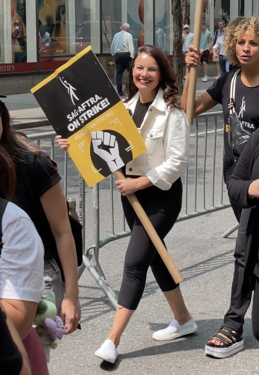 JuleJohnson's tweet photo. President of @sagaftra Fran Drescher on the line with us today in front of 30 Rock. Thanks Fran! https://t.co/aMjcI2amBi