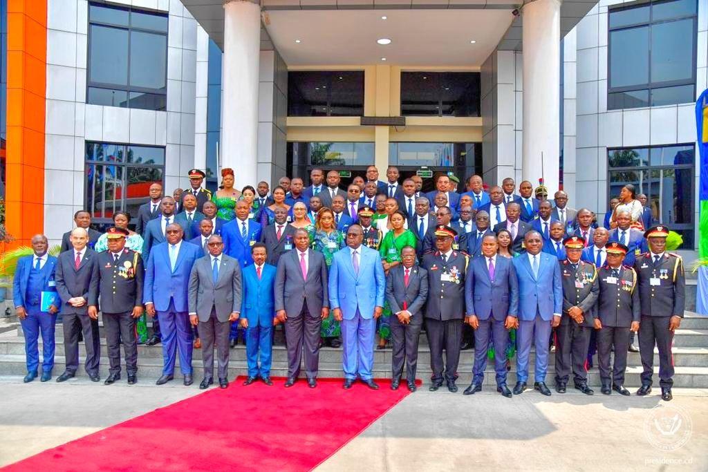 mamy_tshibangu's tweet photo. Ce jeudi, O3 août 2023 à Kinshasa, le CN du P-DDRCS Tommy TAMBWE USHINDI a été collé au collège des hautes études de stratégie et de défense, Chesd. C'était en présence des chefs d'État centrafricain et de la RDC,  le professeur Ange Tuadera et Félix Antoine TSHISEKEDI TSHILOMBO https://t.co/OrNlJu00Z2