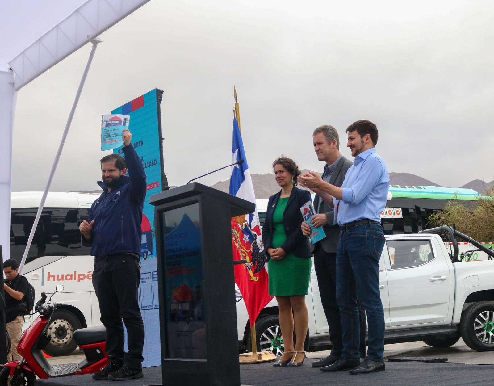 Presidente Boric recibe Hoja de Ruta para el Avance de la Electromovilidad