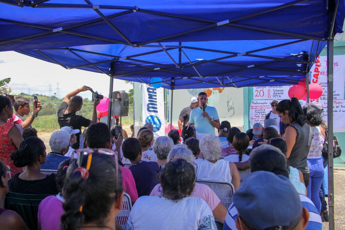 harolclemente's tweet photo. Desde la Base de Misiones Luchadores por Santo Domingo, realizamos un caluroso encuentro con las Mesas Técnicas de Agua y líderes de la Comuna "Ezequiel Zamora Tierra de Mujeres y Hombres Libres", en Caujarito, edo. Miranda.

@NicolasMaduro @RMarcoTorres
#YoIzoMiBandera https://t.co/7qTyGXZnln