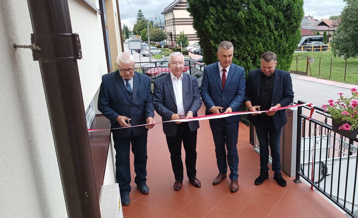 KrzysztofLipiec's tweet photo. Opatowiec. Oddanie wyremontowanego budynku Ośrodka Zdrowia. Inwestycja o wartości ponad 1 mln zł w całości sfinansowana z Rządowego Funduszu Inwestycji Lokalnych
#WszystkoDlaLudzi #CzasLokalnychInwestycji #RFIL #TrasaDotrzymanegoSłowa https://t.co/lC78vfLrfq