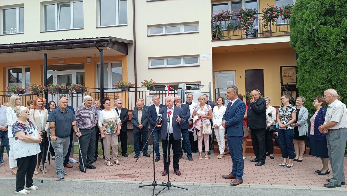 KrzysztofLipiec's tweet photo. Opatowiec. Oddanie wyremontowanego budynku Ośrodka Zdrowia. Inwestycja o wartości ponad 1 mln zł w całości sfinansowana z Rządowego Funduszu Inwestycji Lokalnych
#WszystkoDlaLudzi #CzasLokalnychInwestycji #RFIL #TrasaDotrzymanegoSłowa https://t.co/lC78vfLrfq