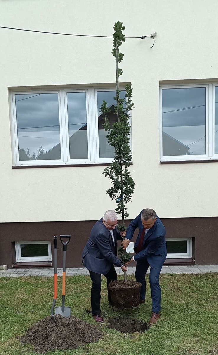 KrzysztofLipiec's tweet photo. Opatowiec. Oddanie wyremontowanego budynku Ośrodka Zdrowia. Inwestycja o wartości ponad 1 mln zł w całości sfinansowana z Rządowego Funduszu Inwestycji Lokalnych
#WszystkoDlaLudzi #CzasLokalnychInwestycji #RFIL #TrasaDotrzymanegoSłowa https://t.co/lC78vfLrfq