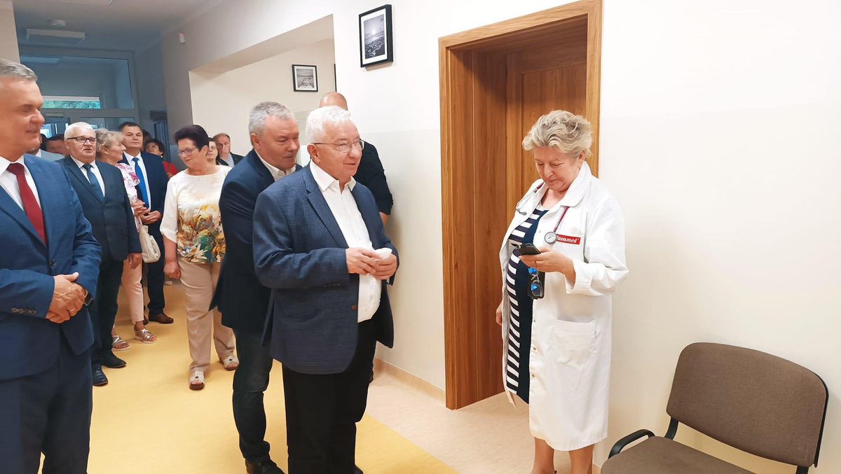 KrzysztofLipiec's tweet photo. Opatowiec. Oddanie wyremontowanego budynku Ośrodka Zdrowia. Inwestycja o wartości ponad 1 mln zł w całości sfinansowana z Rządowego Funduszu Inwestycji Lokalnych
#WszystkoDlaLudzi #CzasLokalnychInwestycji #RFIL #TrasaDotrzymanegoSłowa https://t.co/lC78vfLrfq