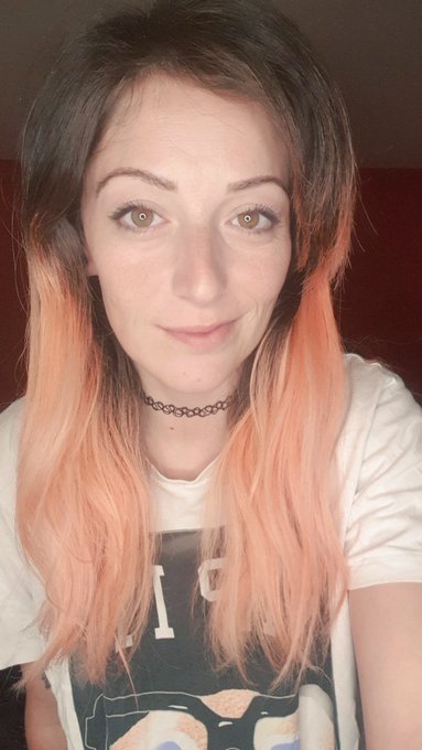 Finally got a ring light. I feel so professional! https://t.co/1v2aSGGl3f<a href="/tag/newprofilepic"class="tags"><span>#newprofilepic</span></a>