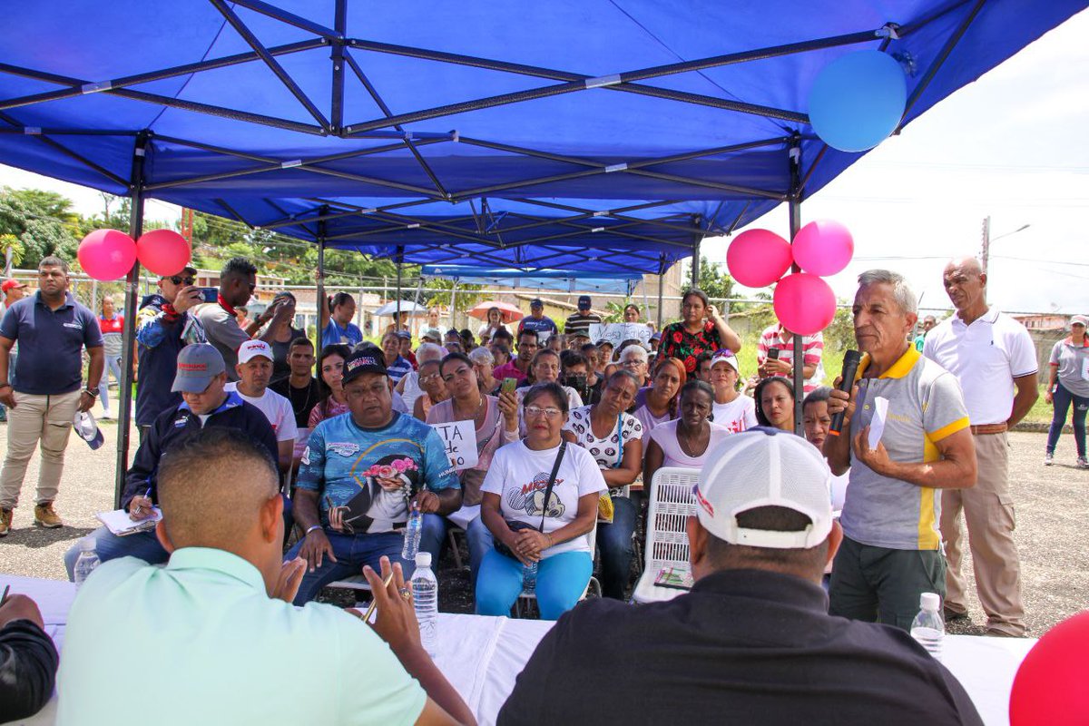 harolclemente's tweet photo. Escuchamos las inquietudes y propuestas de los líderes de las MTA, para fortalecer la distribución del vital líquido y aprobamos de manera inmediata la revisión y ejecución de los proyectos generados desde esta base popular. 
.
.
@NicolasMaduro @RMarcoTorres
#YoIzoMiBandera https://t.co/7qkuSNDYdT