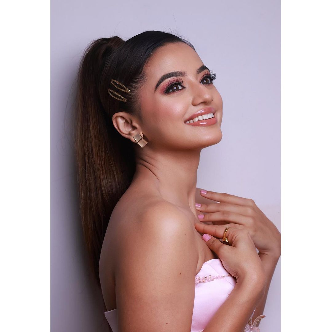 Hellyswags's tweet photo. She's a real barbie🥹😍🫶✨
What a beauty🥺😭
Hella I hope this is just a trailer. I want more photo🥺😍😍
(There is only one photo left. I couldn't share it. Twitter, why did you do that? Why can I only share 4 photos?😭😭)
@OfficialHelly7 
#HellyShah #HellyHolics https://t.co/M7eEa4yTIH