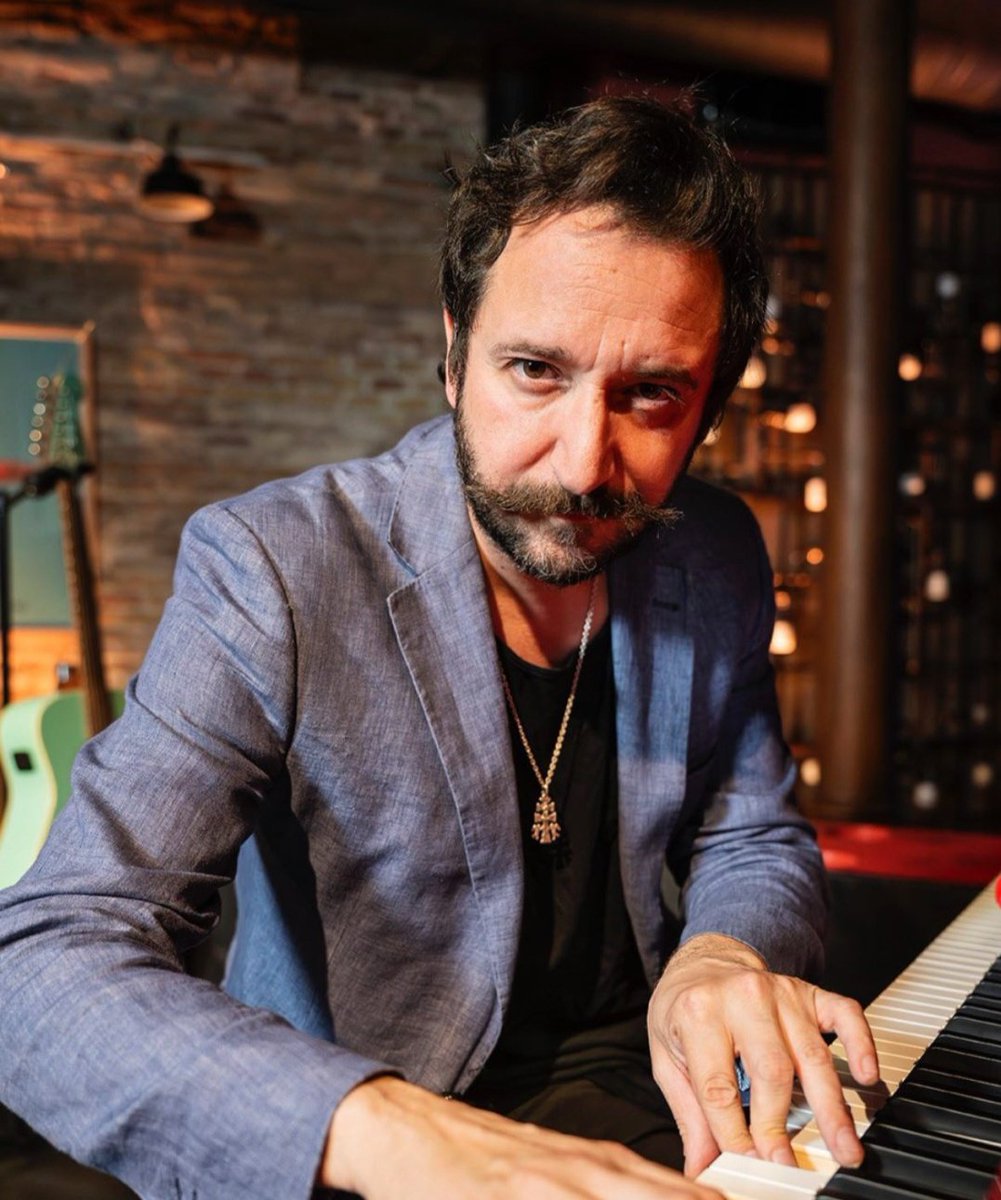 oriolcarreras's tweet photo. Así está @Lituseando preparado al piano para #ElPub de este sábado a las 20.00h en la @La_SER @ElTerrat...yo igual le toco las teclas negras😜
Este sábado "Cantautores"
Tendremos de invitado de lujo a @DaniGaliot 🙌
Ya sabes, la vida con música de fondo🥰 https://t.co/Z7zEmauPZs