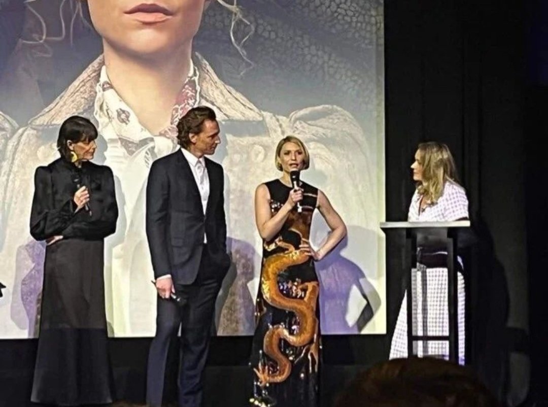 TomHidFansLATAM's tweet image. #TBT ‼️
Tom junto a Claire Danes, Hakan Kousseta, Jamie Laurenson (Productores ejecutivos) la noche de la proyección especial de #TheEssexSerpent en el hotel Ham Yard.

#TrowbackThursday #tbt #TomHiddleston #ClaireDanes #LaSerpienteDeEssex #CoraSeaborne #WilliamRansome.