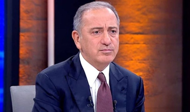 solcugazete's tweet photo. Fatih Altaylı: (Disney'in CEO'su olsaydım şunları yazardım" başlığıyla, iktidara bir mektup yazdı)

"Ülkenizin kurucu lideri, efsanevi asker ve büyük devlet adamı Mustafa Kemal Atatürk ile ilgili yapmış olduğumuz prodüksiyonu şirketimize ait yayın platformunda yayınlamaktan vazgeçmemiz üzerine bizlere yönelik yaptığınız açıklamaları okuduk ve çok şaşırdık.

Evet, dediğiniz gibi biz bu büyük insanın adını taşıyan diziyi yayınlamaktan farklı lobilerin baskısı yüzünden vazgeçmiş olabiliriz.

Ancak bunu yaparken, güvendiğimiz ve cesaret aldığımız gruplardan biri de sizlerdiniz.

Çünkü şirketimizin araştırma grubu, yapmış olduğu saha çalışmalarında sizlerin buna bir tepki göstermeyeceğini, tam aksine muhtemelen destekleyeceğini raporlaştırmıştı.

Sizlerin bugüne kadarki tavrınıza baktığımız zaman diziye konu olan büyük liderle ilgili olarak “iki ayyaş” benzetmesi yaptığınızı, yapmış olduğu devrimleri ortadan kaldırmak için yoğun çaba içinde olduğunuzu, geçmişte vuku bulmuş bazı kalkışmalar nedeniyle kendisini bizzat sizlerin soykırımcı ve katil ilan ettiğinizi, kendisini doğrudan eleştiremediğiniz ya da hakaret edemediğiniz zamanlarda silah ve çalışma arkadaşları üzerinden hakaret ettiğinizi, Atatürk’e ağır hakaretler eden yarı deli ve tam deli şahısları baş tacı ettiğinizi, bunların bazılarının cenazelerini neredeyse devlet töreni ile toprağa verdiğinizi, Atatürk’ün ortadan kaldırmaya çalıştığı ve yabancı istihbarat örgütlerinin aparatı haline gelmiş tarikatlara ve cemaatlere yüz ve yol verdiğinizi anlatan bu rapora güvenerek bu diziyi yayınlamama kararı aldık.

Açıkçası tepkiniz bizi çok şaşırttı. Tamam biz Atatürk dizisini Ermeni lobisi yüzünden rafa kaldırdık. Peki, siz Atatürk ilkelerini hangi lobi yüzünden rafa kaldırdınız!

Açıkçası biz size güveniyorduk. Güvenimizi boşa çıkarttınız."