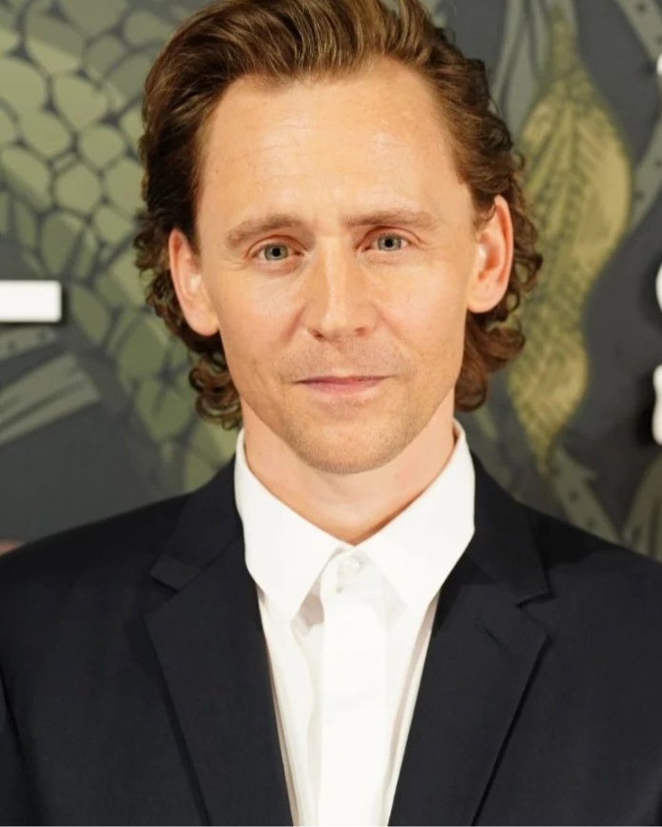 TomHidFansLATAM's tweet image. #TBT ‼️
Tom junto a Claire Danes, Hakan Kousseta, Jamie Laurenson (Productores ejecutivos) la noche de la proyección especial de #TheEssexSerpent en el hotel Ham Yard.

#TrowbackThursday #tbt #TomHiddleston #ClaireDanes #LaSerpienteDeEssex #CoraSeaborne #WilliamRansome.