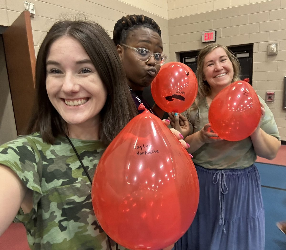 ms_vteaching's tweet photo. We love team building exercises! 🎈❤️@HolmquistES @kimtoneyHMQ @WalleenWilliams https://t.co/HsBARBG7Zc