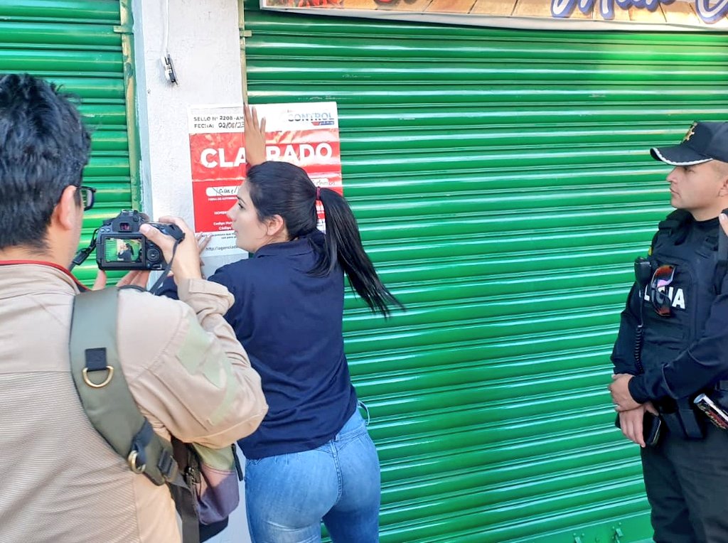 PoliciaEcZona9's tweet image. OPERATIVOS INSTERINSTITUCIONAL

Son ejecutados en coordinación con @amcquito en el sector de Carapungo #UIO, para el control de locales comerciales y de espacios públicos.

📌Dejaron como resultados 3 locales clausurados.

#EjePreventivo
#SeguridadCiudadana