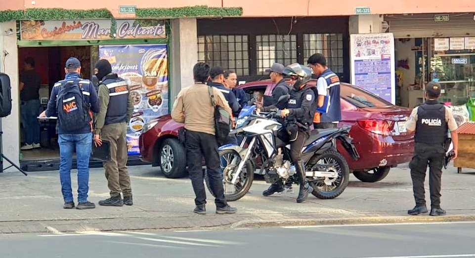 PoliciaEcZona9's tweet image. OPERATIVOS INSTERINSTITUCIONAL

Son ejecutados en coordinación con @amcquito en el sector de Carapungo #UIO, para el control de locales comerciales y de espacios públicos.

📌Dejaron como resultados 3 locales clausurados.

#EjePreventivo
#SeguridadCiudadana