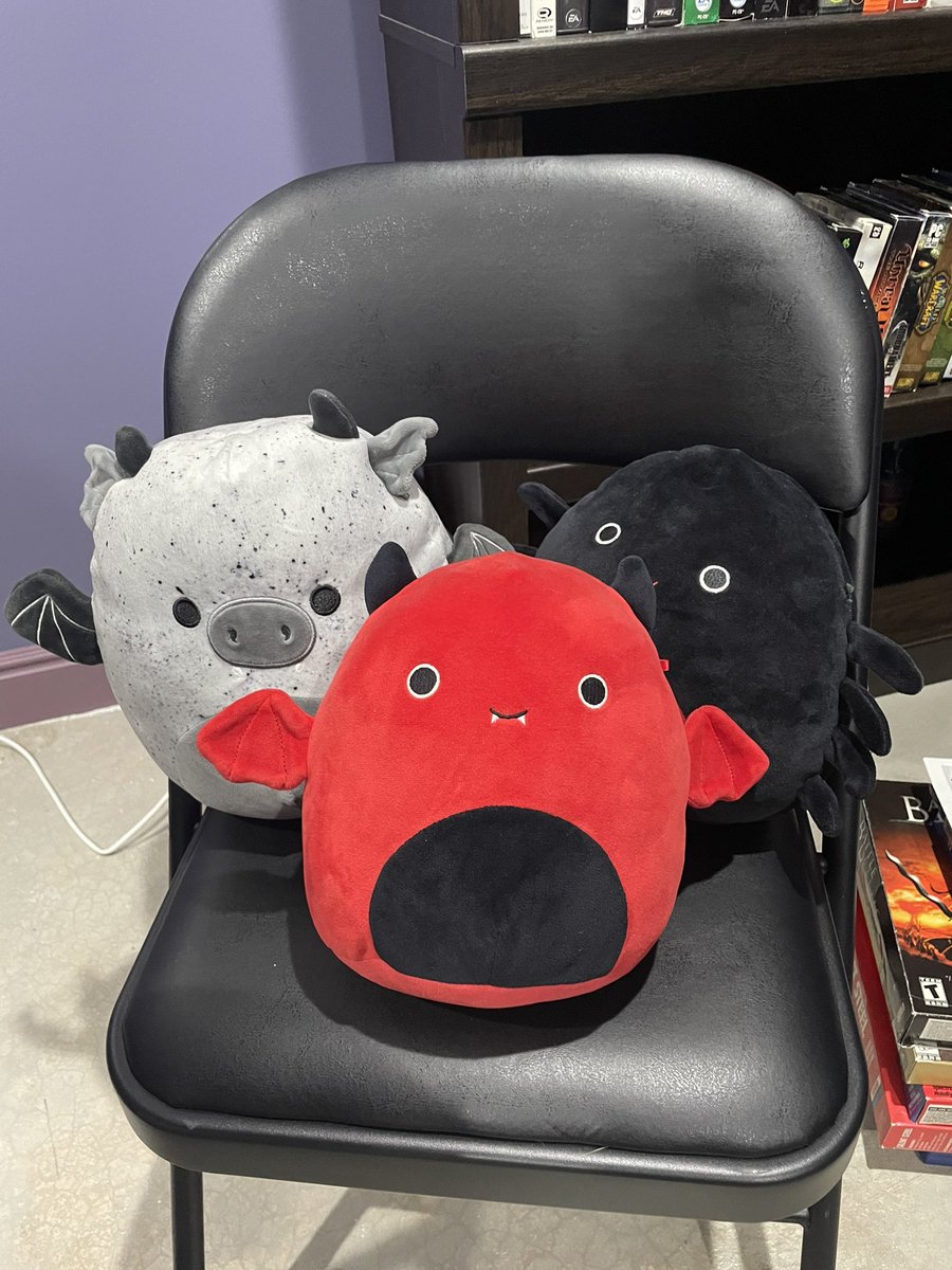 SqueeshMallows's tweet photo. Attending a very important meeting https://t.co/WtafXN3Kou