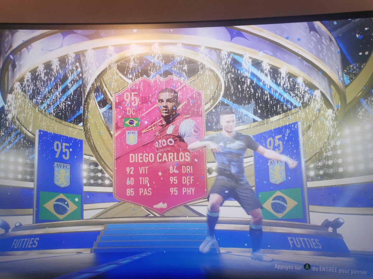 Viloup_'s tweet photo. WTF ?! J'ai eu Diego Carlos sur un pack en + 81+ 😱 #fifa #bugfifa #luck #fifa23 #bug #viloup https://t.co/TQ6QN2ZF3I