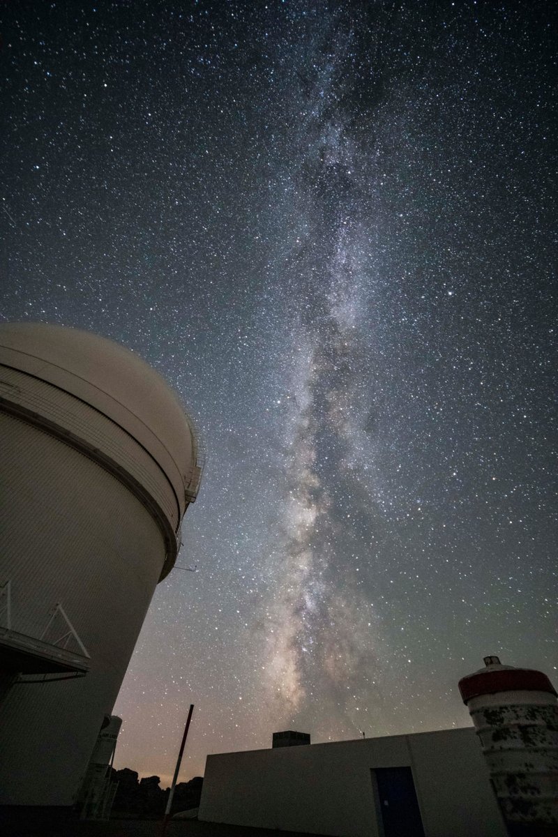 Noche estrellada en el Observatorio de Calar Alto, el más grande de Europa. La Vía Láctea brilla sobre el telescopio de 3.5m. ¡Una maravilla! 

Javier Sánchez - azimuthspain.com/calar-alto/

#CalarAlto #Astrofotografía #VíaLáctea