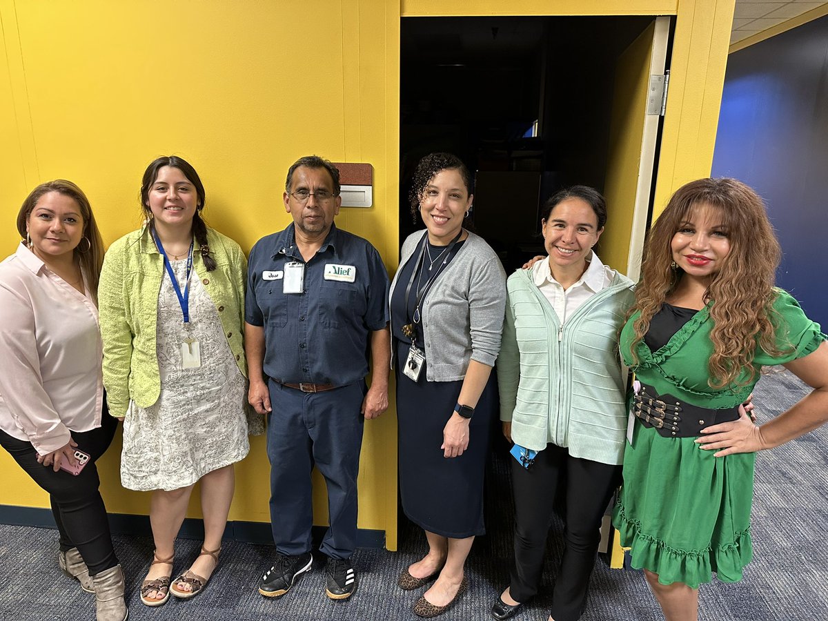 hurtadom2's tweet photo. 1st grade with a custodian @ReesStars #lifeofastar2023 https://t.co/sdaPqgKES9