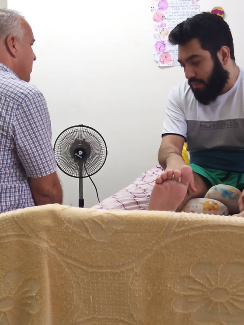 CNPCaracas's tweet photo. El Secretario General del CNP Caracas ,Edgar Cárdenas @Edgarcardenasp, pudo sostener corta conversación con el colega Ramón Centeno @elboligrafo2, quien permanece injustamente detenido desde hace 18 meses.  Actualmente hospitalizado con delicado cuadro de salud. https://t.co/gHkteTIQZr