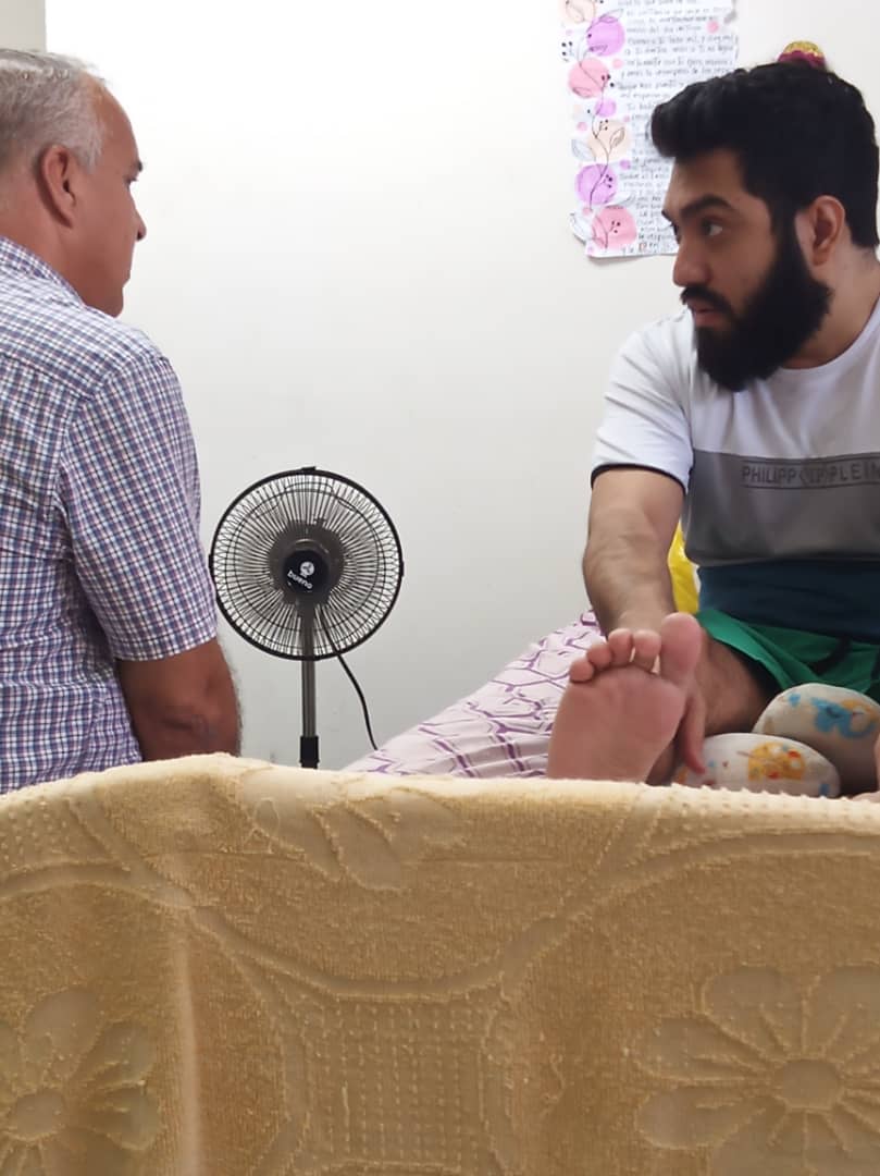 CNPCaracas's tweet photo. El Secretario General del CNP Caracas ,Edgar Cárdenas @Edgarcardenasp, pudo sostener corta conversación con el colega Ramón Centeno @elboligrafo2, quien permanece injustamente detenido desde hace 18 meses.  Actualmente hospitalizado con delicado cuadro de salud. https://t.co/gHkteTIQZr
