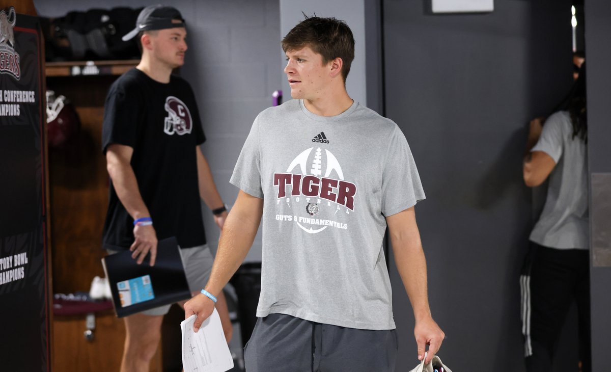 CvilleTigersFB's tweet photo. Time to clock in 🕰️. https://t.co/GGj3JqUdYc