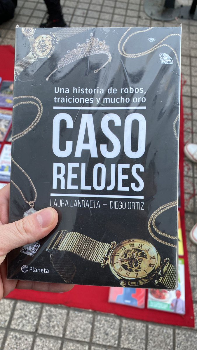 Pirateados en 3 días 🤦no somos ni el príncipe William ni Paulo Cohelo. Somos periodistas d medios alternativos q necesitamos c/uno de los $750 q ganamos x libro. Si puede, por favor, no lo compre pirata. No hacemos libros para enriquecernos pero tampoco para enriquecer a otros