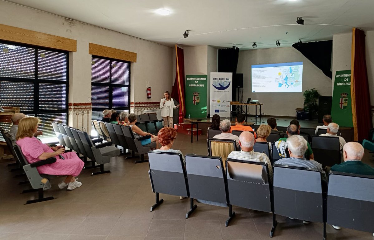 La apuesta de la Diputación por las comunidades energéticas y su despliegue por el territorio de #Ávila ha llegado hoy a #Navalacruz, donde la directora de la APEA y el CEO de la Comunidad Energética ‘Cuna de Santa Teresa’ han impartido una charla. 
#HaciendoProvincia