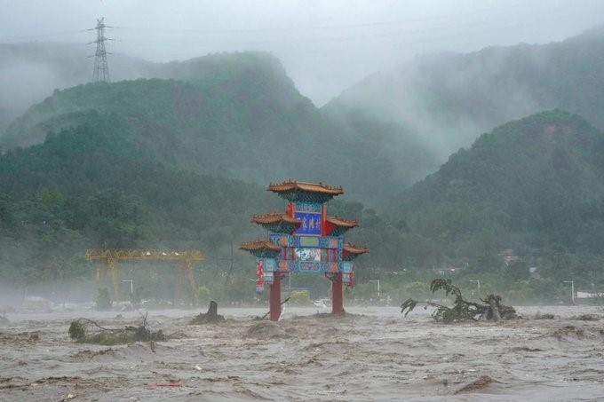 Acompañamos al Partido Comunista, al pueblo de #China y de su capital #Beijing que fue afectada por el tifón #Doksuri, dejando a su paso víctimas mortales y cuantiosos daños. Hacemos extensivas las condolencias a los familiares de los fallecidos. #FuerzaChina #CubaPorLaVida