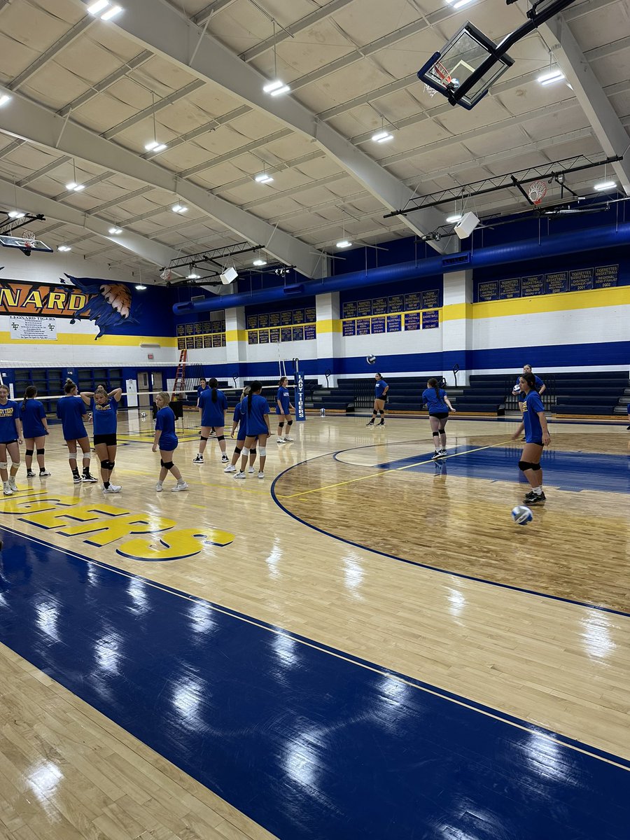 LeonardISDath's tweet photo. It’s been a great week with our athletes back on campus working hard to get ready for their seasons! 🏃‍♀️ 🏃‍♂️ 🏐 🏈 https://t.co/pJuEQJwJQS