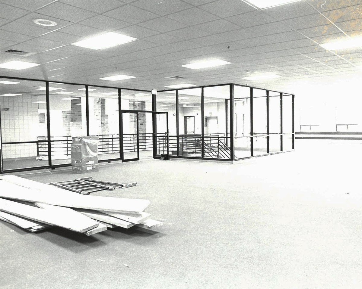 AssumptionUMA's tweet image. #ThrowbackThursday to the Plourde Recreation Center being built.

Did you know that earlier this year, the Plourde turned 30? Happy belated birthday, Plourde! 🎉💙

#AssumptionUniversity #HoundNation