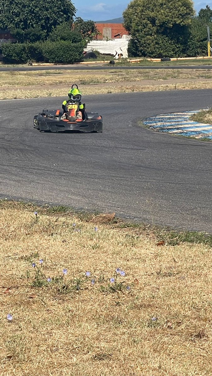 Agradecer a <a href="/CIRCUITOCASTRO/">Karting Castroponce</a> la mañana de Karting qué nos han reservado para 4 adultos y 2 niños teniendo en cuenta lo solicitada qué está la pista en estas fechas . Sois muy grandes!!! Gracias!! 👏👏👏👏👏 #EPLFPOWER #NeverGiveUp #SOMOSEPLF