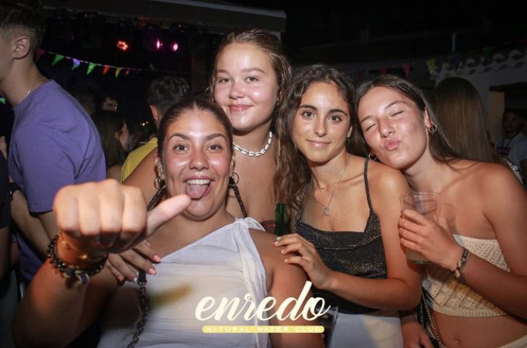 almamugar's tweet photo. @usercris11111 no es necesario salir guapa en mas fotos de fiesta 😝 https://t.co/KqJ9NRja9y
