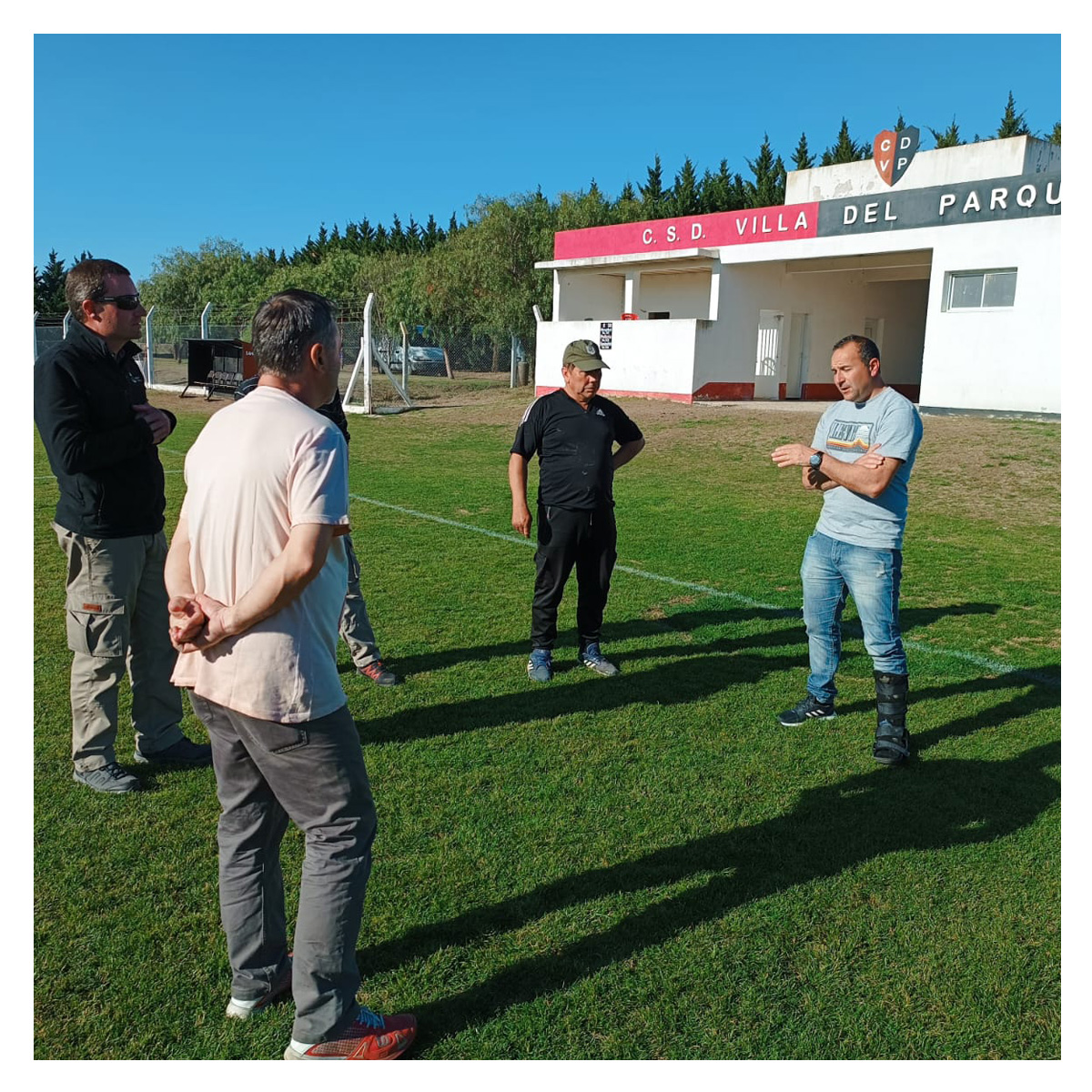 CECencerro's tweet photo. Recorrimos la cancha de Atlético Huanguelén y CSD Villa del Parque 🙌🌱

Respondimos inquietudes, observamos el estado del césped y planificamos una fertilización a la salida del invierno para favorecer el crecimiento del #RaigrásPerenne y uniformar el color del campo de juego 🙌 https://t.co/c5puXyef5H