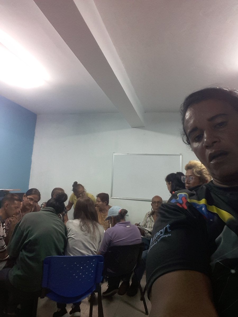kelymoreno2's tweet photo. Iniciando mesas de trabajo sobre las ordenanzas para el emprendimiento e integracion comunal con los 5 consejos comunales de punto y circulo,Ubch,y la consejal Gladys Arboleda https://t.co/zo40cVh0LK