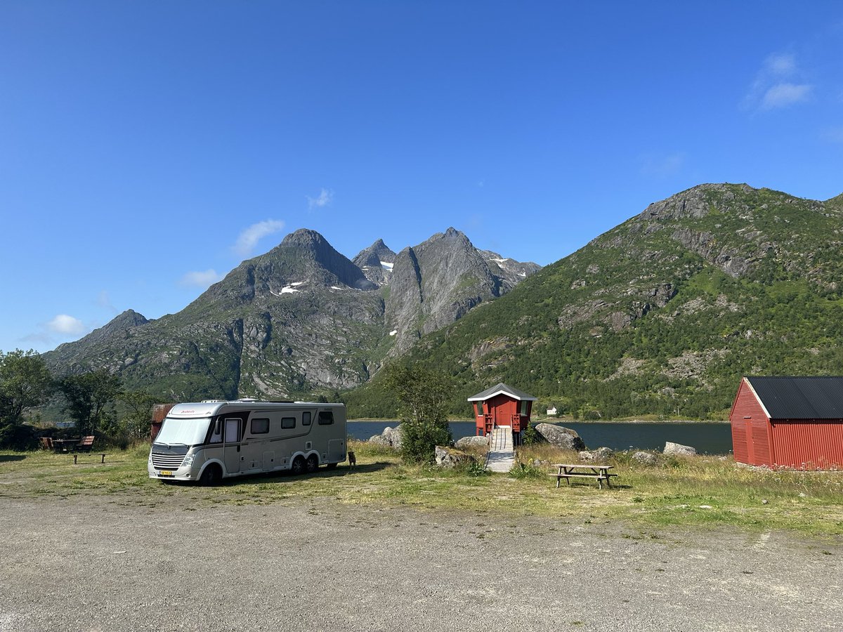 onscamperleven's tweet photo. Uitzonderlijke plaatsen zonder verdere toelichting. Als je ze weet te vinden. Verder heel druk op de #Lofoten. Veel drukker dan dat wij hier gewend zijn. https://t.co/bAftGGmfRc